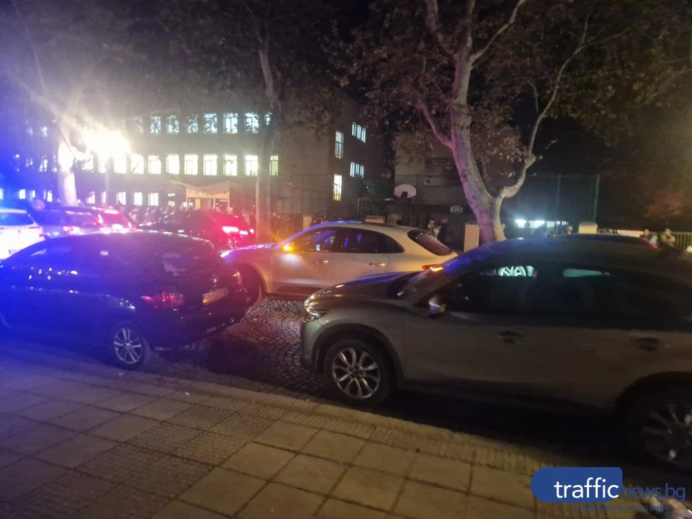 Ежедневен хаос с коли пред гимназия в сърцето на Пловдив, два проекта обаче го пращат в миналото