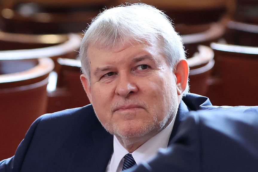 Румен Христов: 558 хил. работят в публичния сектор, който харчи материални блага