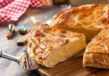 Как да си приготвим мързелива баница с кисело мляко и сирене