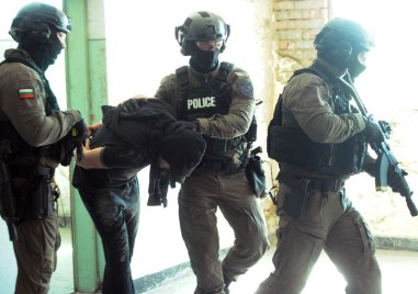 Разбиха група, превозвала мигранти към Сърбия с фалшиви полицейски униформи