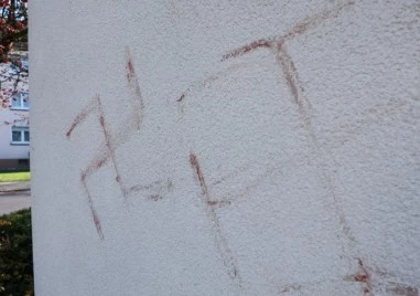 Свастики с кръв по стени и коли шокираха Германия