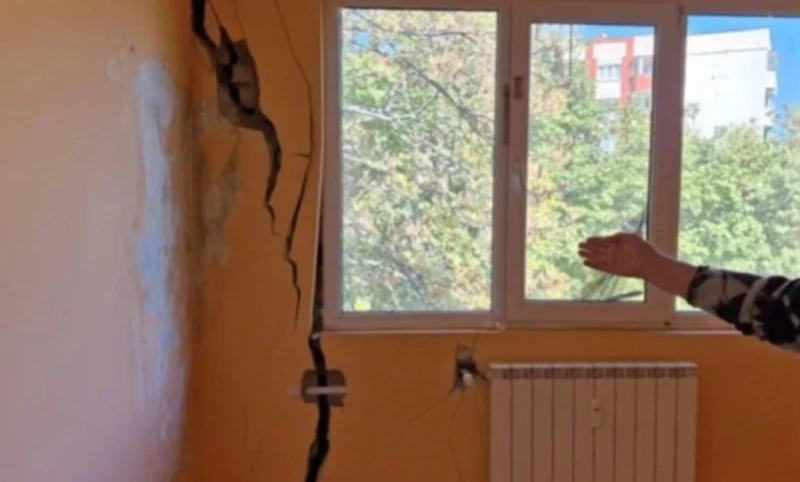 Кошмарът продължава: Евакуираха десетки семейства заради рушащ се блок над строежа на метрото в София