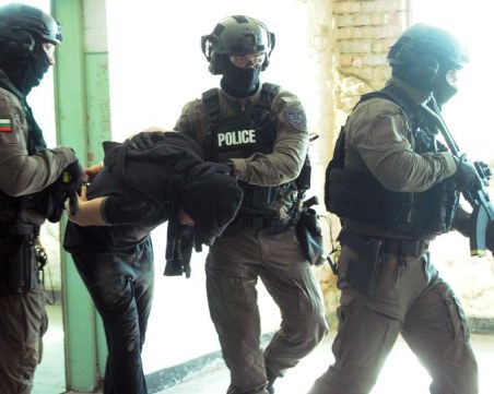 Разбиха група, превозвала мигранти към Сърбия с фалшиви полицейски униформи