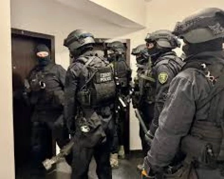 Разбиха група, превозвала мигранти към Сърбия с фалшиви полицейски униформи