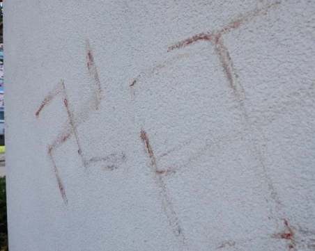 Свастики с кръв по стени и коли шокираха Германия