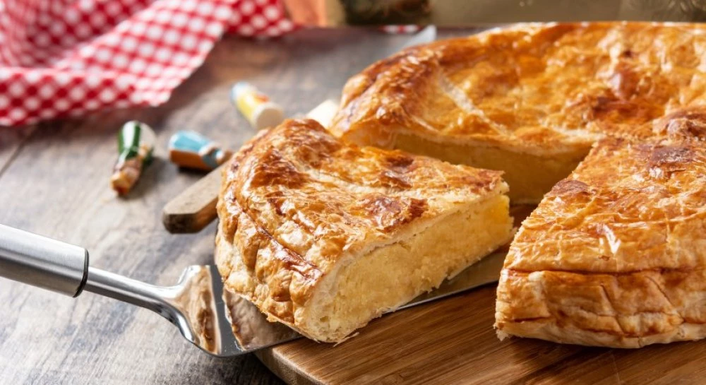 Как да си приготвим мързелива баница с кисело мляко и сирене