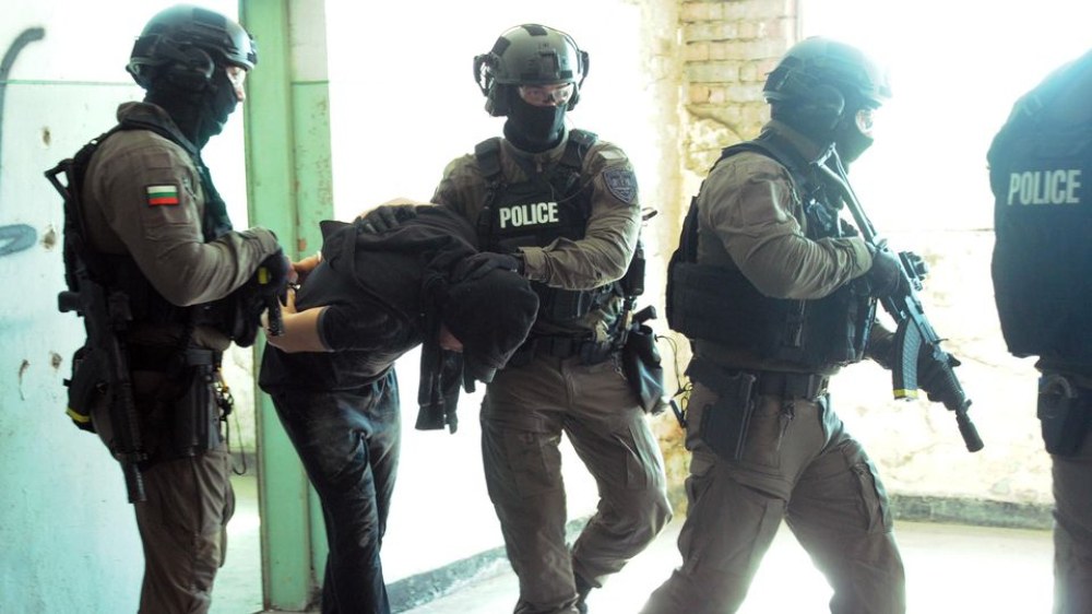 Разбиха група, превозвала мигранти към Сърбия с фалшиви полицейски униформи