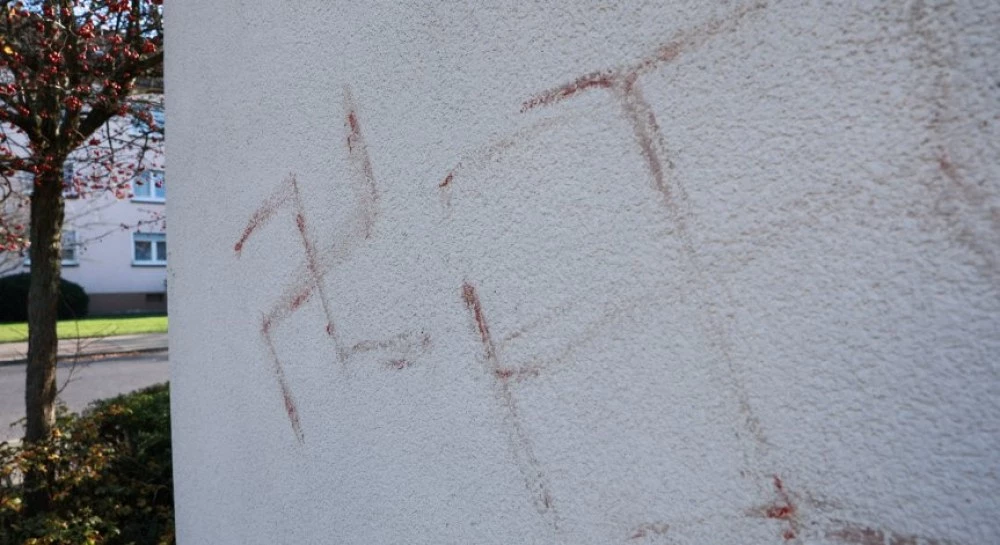 Свастики с кръв по стени и коли шокираха Германия