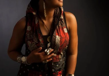 Джаз звездата Лиз Райт засажда дърво на Бунарджика