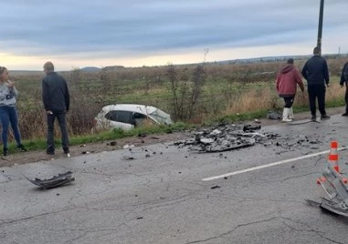 Един човек е загинал в тежка катастрофа с три коли край Сливен, пътят е затворен