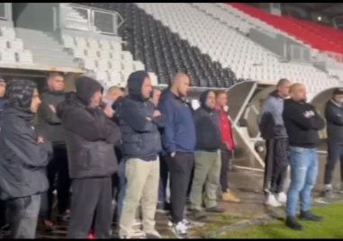 Фенове на Локото отидоха на крака при футболистите, благодариха им за професионализма