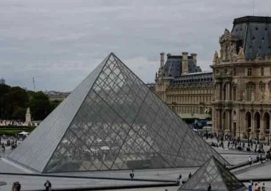 На този ден: Лувърът е официално открит за посещения