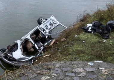 С до 160 км/ч е летяла колата с мигрантите, първо се забила в билборд, после паднала в езеро край Бургас