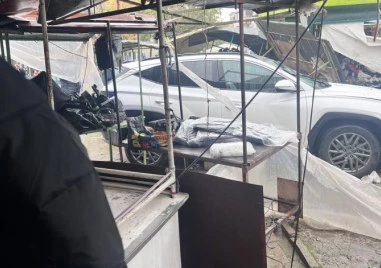 Шофьорка се вряза в сергиите на пазар в Казанлък