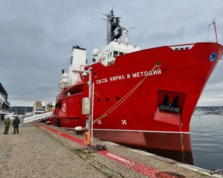 Българският изследователски кораб отплава на нова експедиция до Антарктида