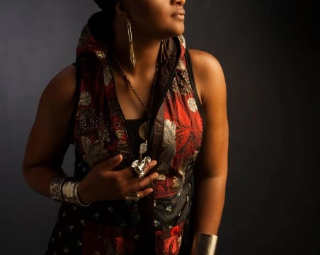 Джаз звездата Лиз Райт засажда дърво на Бунарджика