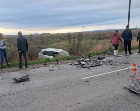 Един човек е загинал в тежка катастрофа с три коли край Сливен, пътят е затворен