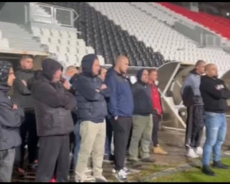 Фенове на Локото отидоха на крака при футболистите, благодариха им за професионализма