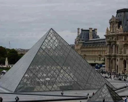 На този ден: Лувърът е официално открит за посещения