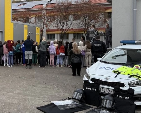 Полицаи гостуваха на второкласници от ОУ „Екзарх Антим I