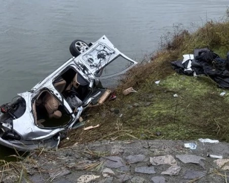 С до 160 км/ч е летяла колата с мигрантите, първо се забила в билборд, после паднала в езеро край Бургас