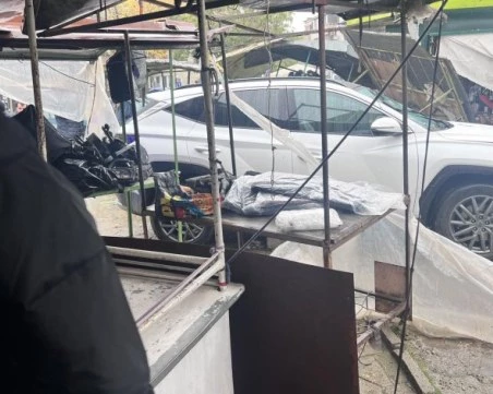 Шофьорка се вряза в сергиите на пазар в Казанлък