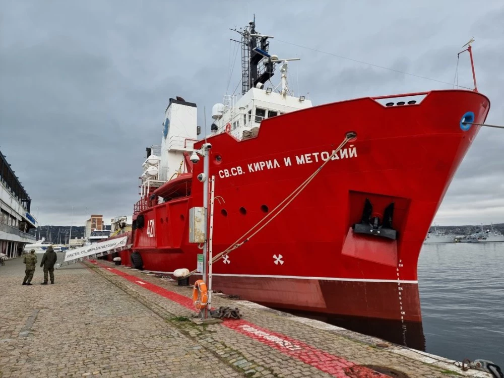 Българският изследователски кораб отплава на нова експедиция до Антарктида