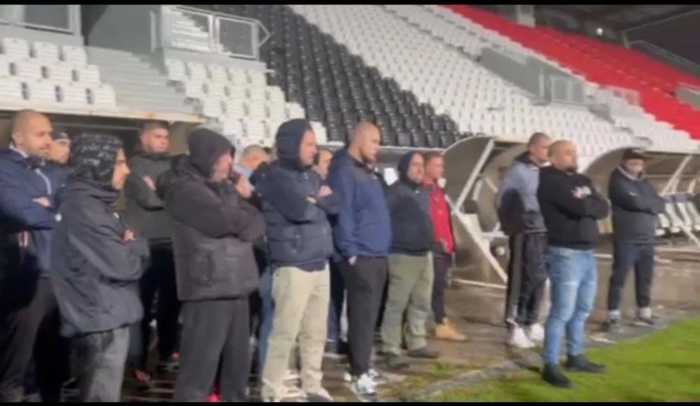 Фенове на Локото отидоха на крака при футболистите, благодариха им за професионализма