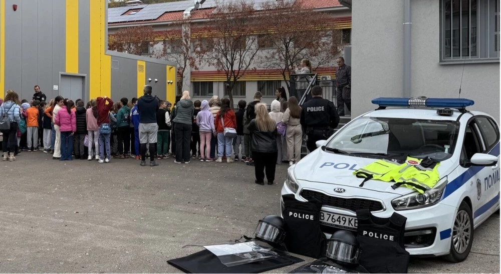 Полицаи гостуваха на второкласници от ОУ „Екзарх Антим I