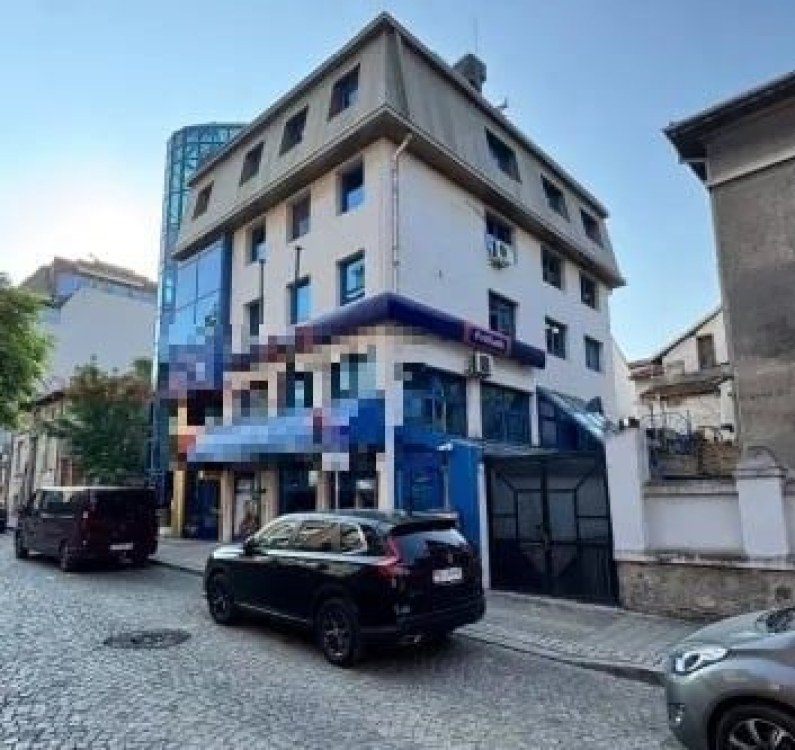 Сграда символ от банковия бум на 90-те търси нов собственик в Пловдив