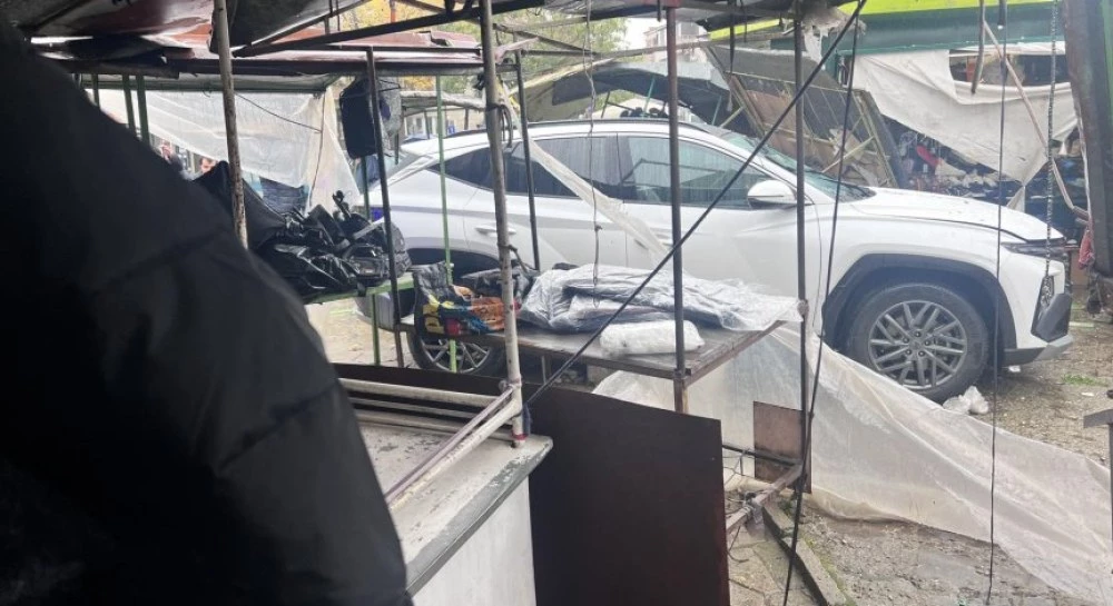 Шофьорка се вряза в сергиите на пазар в Казанлък