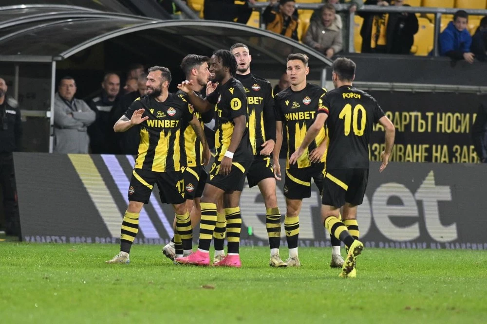 Стартовите състави на Ботев Пловдив и Добруджа