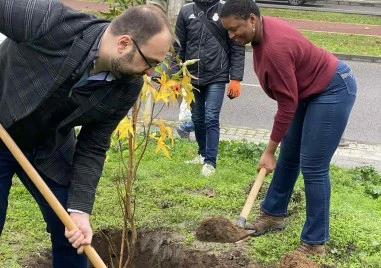 Джаз дивата Лиз Райт засади дръвче на Бунарджика преди концерта си в Пловдив