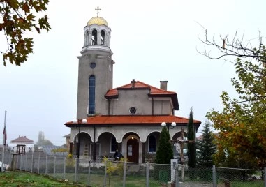 Храмовият празник в ремонтираната 130-годишна църква събра жителите на Ясно поле