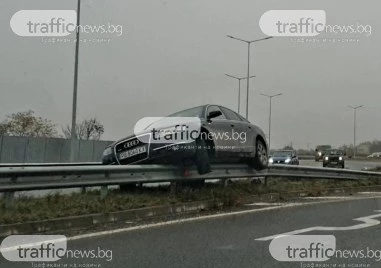 Зрелищна катастрофа на пътя Пловдив–Асеновград: Ауди кацна върху мантинелите