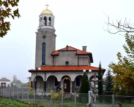 Храмовият празник в ремонтираната 130-годишна църква събра жителите на Ясно поле