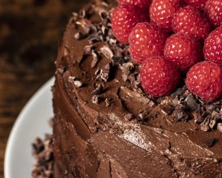 Как да си приготвим шоколадова торта без захар и печене