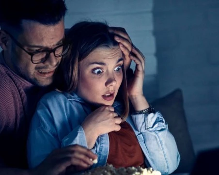 Парадокс на ужаса: Как страшните филми могат да успокоят тревожността ни