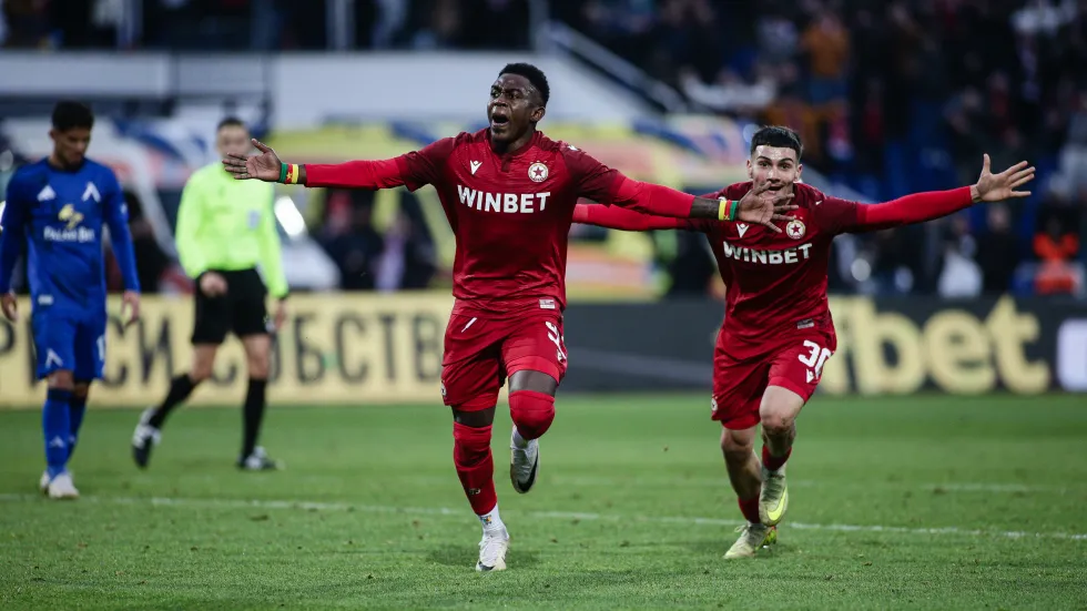 След мач с бой, напрежение и червен картон ЦСКА победи Левски пред 30 000 зрители