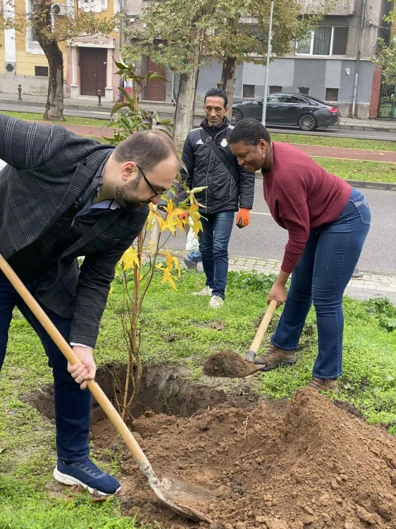 Джаз дивата Лиз Райт засади дръвче на Бунарджика преди концерта си в Пловдив