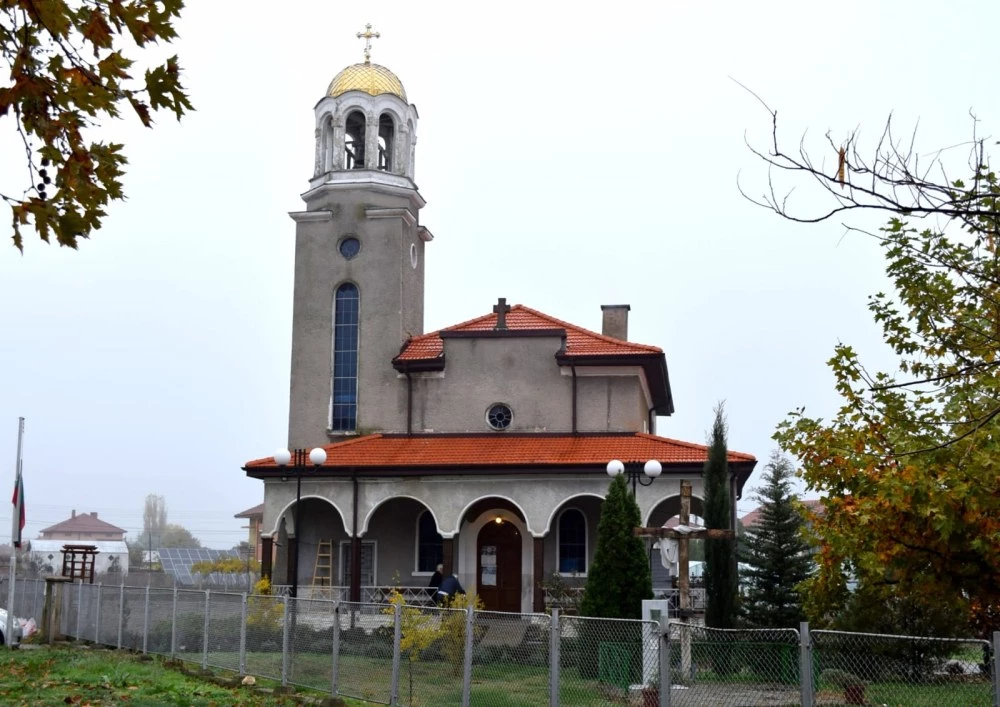 Храмовият празник в ремонтираната 130-годишна църква събра жителите на Ясно поле