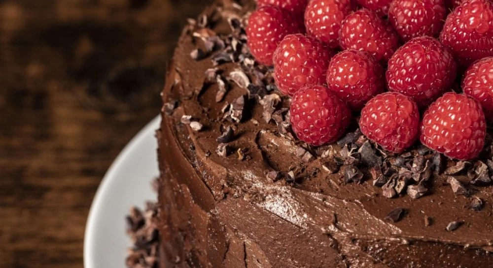 Как да си приготвим шоколадова торта без захар и печене