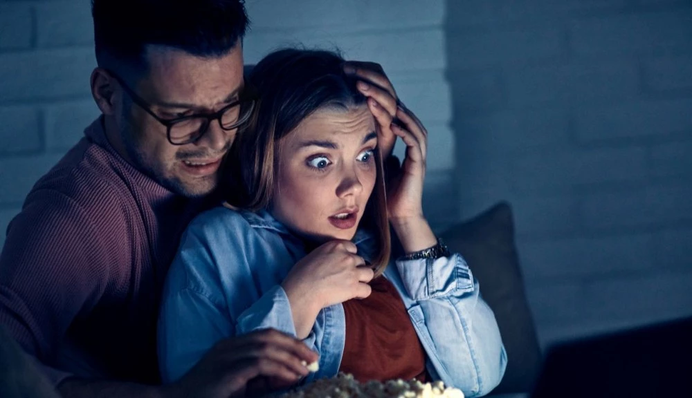 Парадокс на ужаса: Как страшните филми могат да успокоят тревожността ни