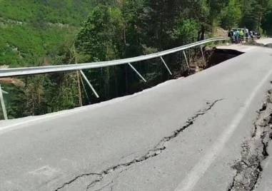 Отварят за движение пътя Кричим - Михалково след пропадането на подпорна стена