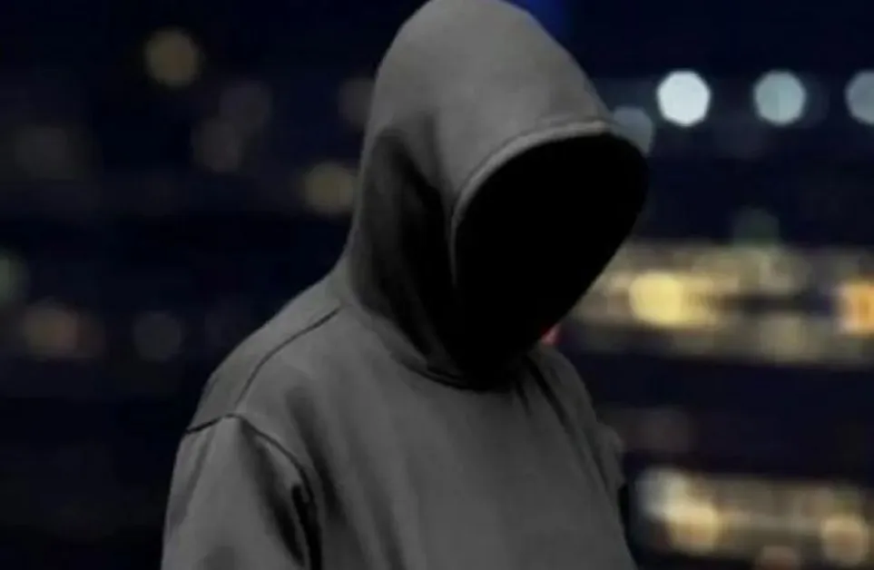 Агресивен мъж плюе минувачи в центъра на София, заплашва с нападение