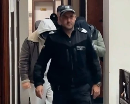 Четиримата, задържани за източване на 7 тона гориво, остават в ареста