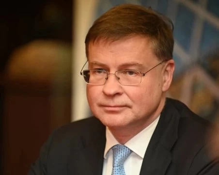Еврокомисарят Домбровскис: Забравете самодоволството след влизането в еврозоната