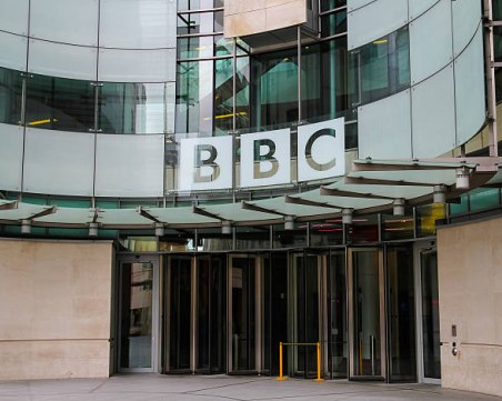 Генералният директор на Би Би Си подаде оставка след скандал с монтаж на реч на Доналд Тръмп