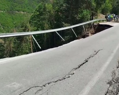 Отварят за движение пътя Кричим - Михалково след пропадането на подпорна стена