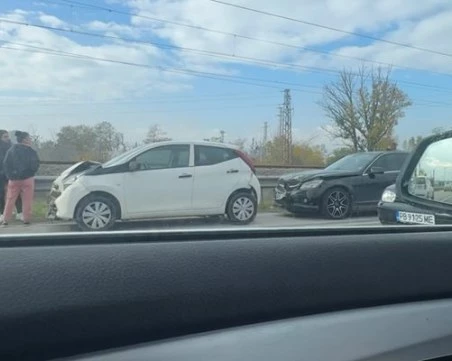 Верижна катастрофа блокира движението по Източния обходен път на Пловдив